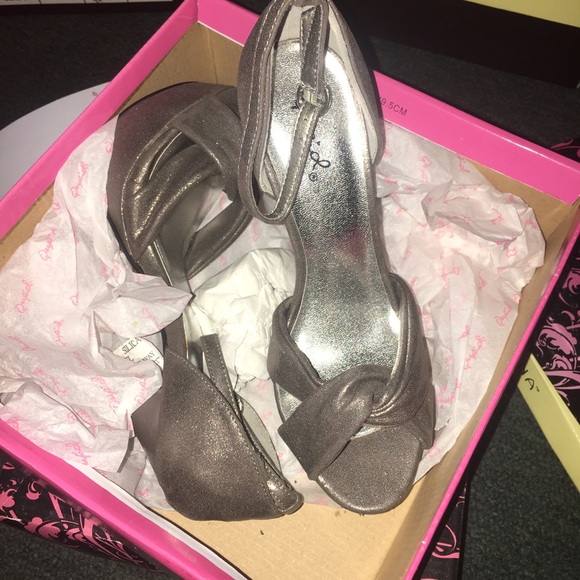 Shoe - Picture 8 of 16